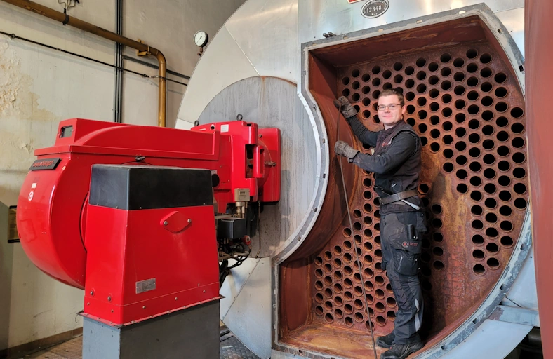 Reinigung einer Industrie Heizungsanlage Lässer